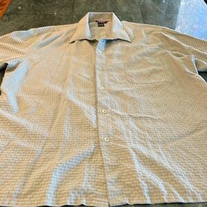 Mac & Jac Like new casual short sleeved men’s shirt. Easy care- wrinkle free